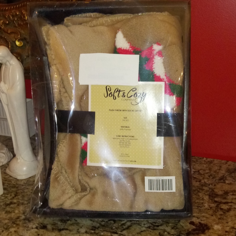 1122 Soft & Cozy Plush Throw w/ 1 Pair Socks *